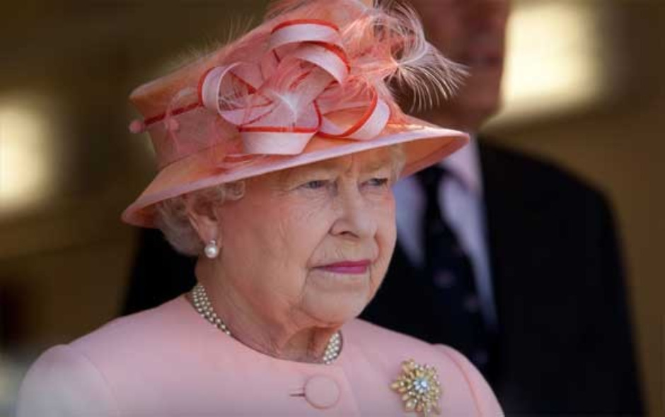   مصر اليوم - أكثر القباعات غرابة وإثارة التي ارتدتها الملكة إليزابيث الثانية