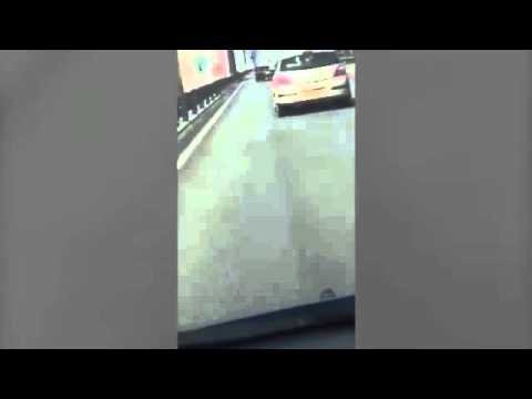 بالفيديو الرياح العاتية تتسبب فى انقلاب شاحنة على أحد الجسور بريطانيا