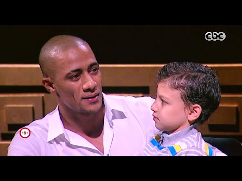 شاهد محمد رمضان يفاجئ طفلا مريضًا بالحضور إلى الأستديو