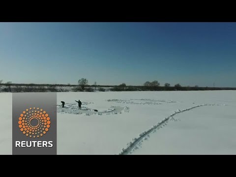 شاهد رسم لوحة على بحيرة متجمدة لأول رائد فضاء في العالم