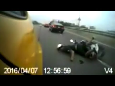 “الأسفلت” ينتقم من سائق موتوسيكل هاجم تاكسي بسلاح ناري