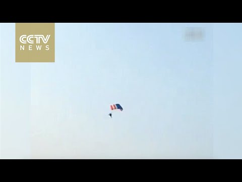 لحظة سقوط طائرة شراعية وإرتطام ركابها بالأرض