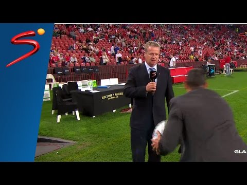 بالفيديو موقف محرج على الهواء لمعلق في جنوب أفريقيا