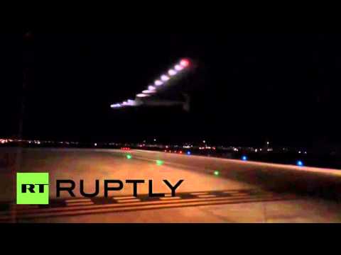 بالفيديو طائرة الخلايا الشمسية تصل محطتها الجديدة