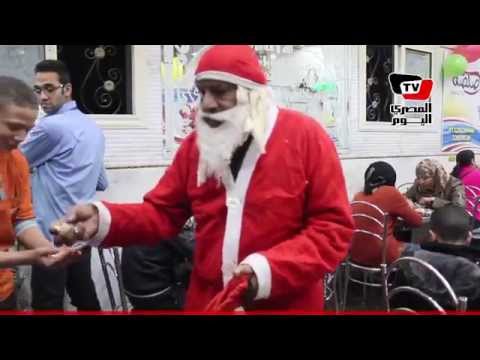بابا نويل يقدم الهدايا في شوارع مسرة