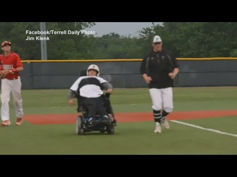 شاهد طالب أميركي يشارك بكرسي متحرك في مباراة بيسبول