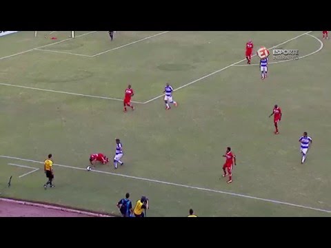 شاهد سقوط كوميدي للاعبين في إحدى المباريات في البرازيل