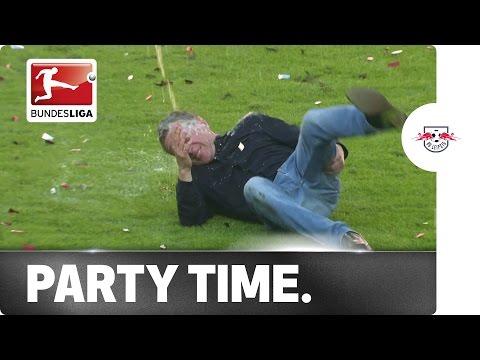 شاهد إصابة مدرب ألماني بشد في العضلة الخلفية