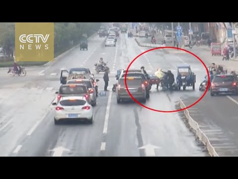 شاهد تروسيكل يتقمص دور السيارة الطائشة