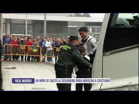 بالفيديو رونالدو ينقذ طفل من مشجعي الريال من قبضة رجال الأمن