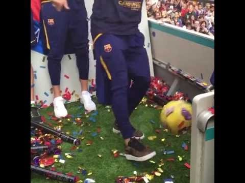 شاهد نيمار يحتفل على طريقته داخل أتوبيس برشلونة