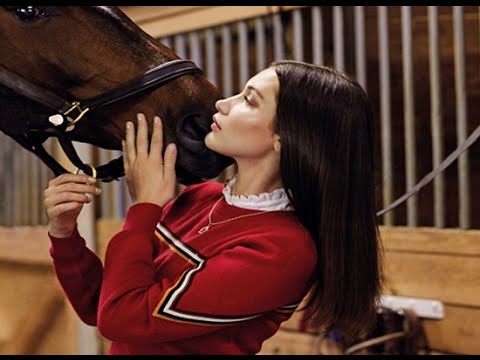 بالفيديو شاهد الفتاة العربية التي ظهرت بجرأة في مهرجان كان