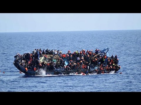 شاهد عشرات القتلى من المهاجرين غير الشرعيين عقب غرق مركب جديد