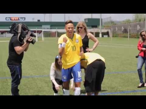 نيمار يستقبل تمثاله