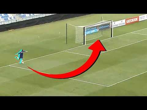 بالفيديو 10 أهداف طريفة أحرزها اللاعبون في مرماهم