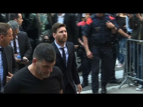 بالفيديو ميسي ووالده يمثلان أمام المحكمة