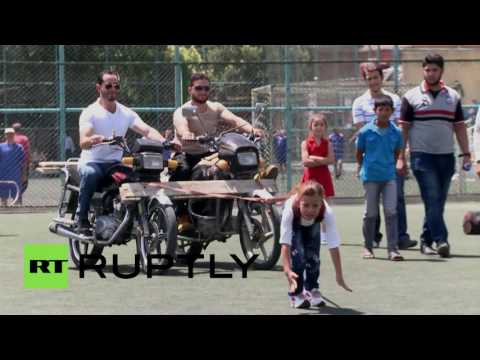 بالفيديو شاهد طفلة سورية بقوة تفوق طاقة الإنسان العادي