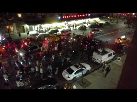 مسيرة من المعجبين تطارد سيارة كانى ويست فى نيويورك