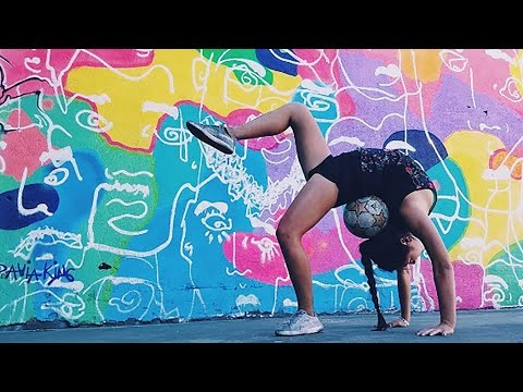 فتاة تنافس رونالدو وميسي في مهارات كرة القدم