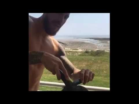 سيرغيو راموس يجرب حظه في مهنة حلاقة الشعر