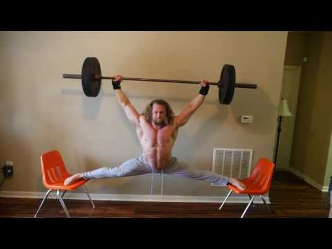 رجل يستعرض مهاراته في رفع الأثقال وهو يقف على كرسيين