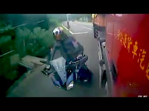 دراجة نارية تتحدى شاحنة والنتيجة مؤسفة