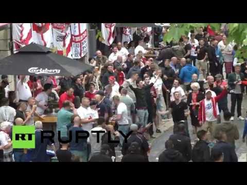 مشجع بريطاني يسكب البيرة على طفل متسول