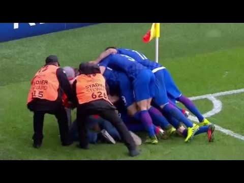 مشجع كرواتي يقتحم الملعب للاحتفال مع اللاعبين