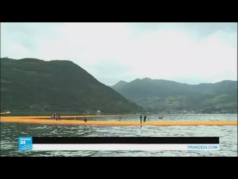 معرض فني يسمح لرواده بتجربة المشي على الماء