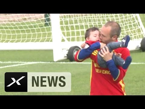 لاعبو المنتخب الإسباني يلتقون مع أسرهم خلال التدريبات