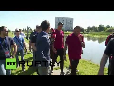 رونالدو يرمي ميكرفون أحد الصحافيين في الماء