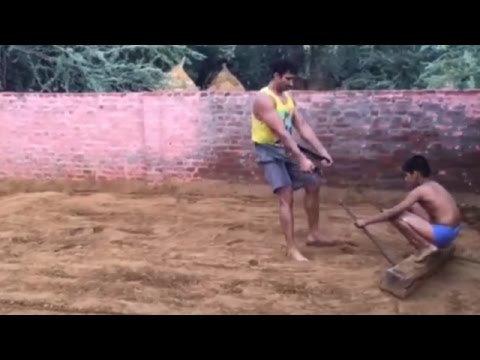 المصارع جيت راما يتدرب مع سكان قريته