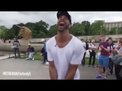 شاب يُحرج لاعب كرة القدم الشهير ريو فرديناند