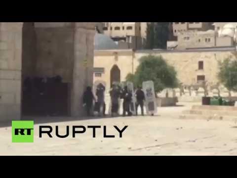 القوات الإسرائيلية تعتدي على المعتكفين في الأقصى