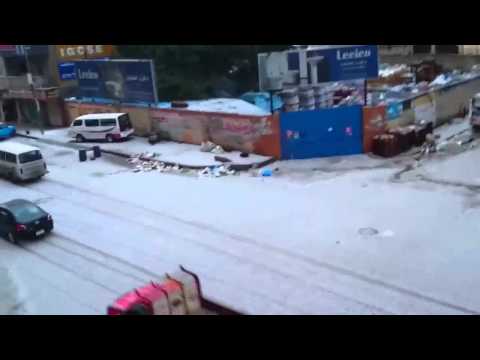 المدينة تلبس ثوبها الأبيض والشوارع تخلو إلا من بعض المضطرين للخروج