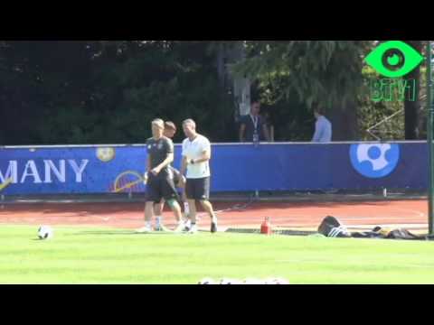 تحدي طريف بين مهاجم المنتخب الألماني ومدربه