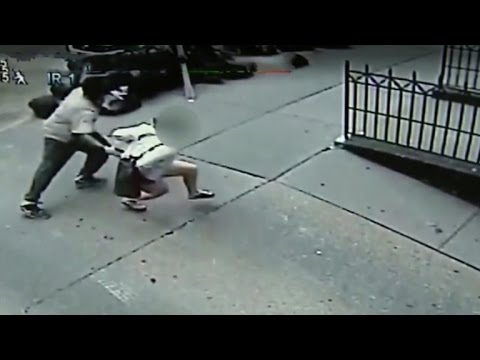 رجل يضع أكياس براز في ملابس النساء