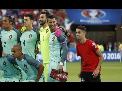 بالفيديو مشجع يشارك لاعبي منتخب البرتغال الصورة التذكارية