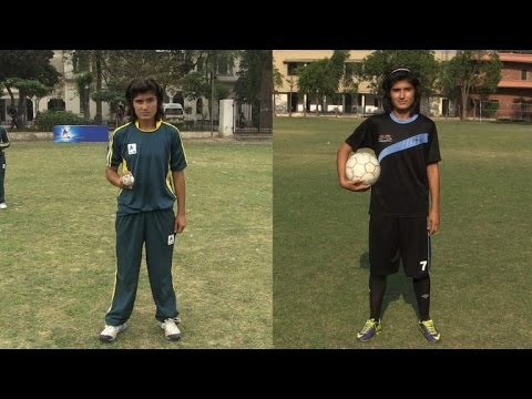 بالفيديو  نجمة رياضية باكستانية تتنازعها لعبتا كرة القدم والكريكيت