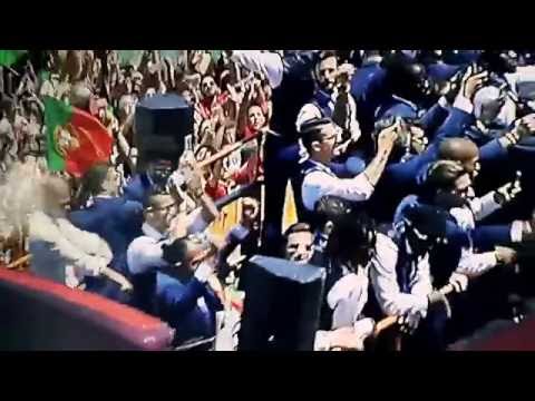بالفيديو كريستيانو رونالدو يحيي جمهور البرتغال على متن الحافلة المكشوفة