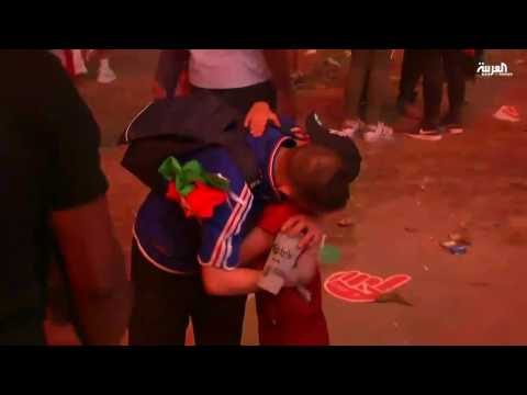 شاهد مشجع برتغالي صغير السن يواسي مشجعًا فرنسيًّا