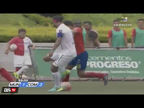 الساحر رونالدينهو يعاقب مدافع رخم على طريقته