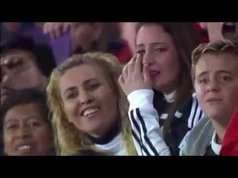 بكاء مشجعة بشدة بسبب تجاهل كرستيانو رونالدو لندائها