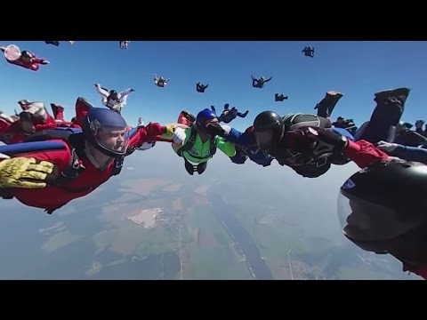 بالفيديو مجموعة من المظليين الروس يحققون رقما قياسيا جديدا