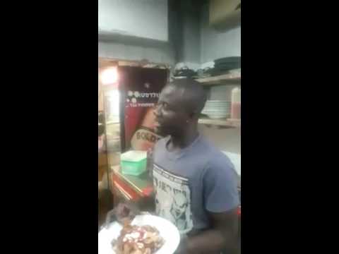 شاهد شاب أفريقي يقرأ القران بصوت جميل