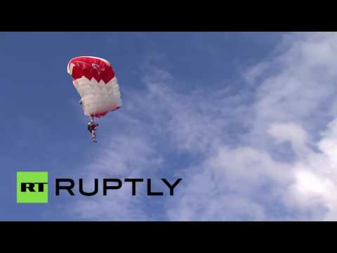 بالفيديو موسكو تسـتضيف مسابقة عسكرية دولية لرياضة القفز بالمظلات