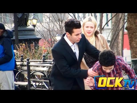 رد فعل الناس تجاه طفل يتعرض للضرب