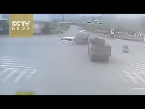 حادث مروع بين شاحنة مسرعة وسيارة إسعاف