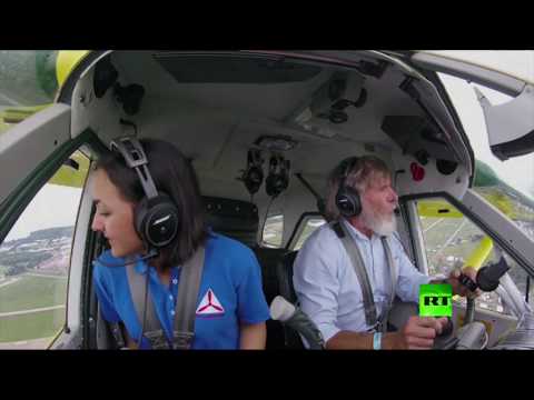 مراهقة ترافق نجما سينمائيا في رحلته الجوية