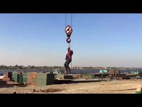 ياسمين عبد العزيز على طريقة أنجلينا جولي في